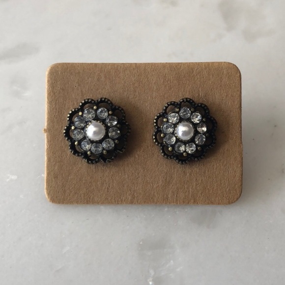Skull & Arrow Shop Jewelry - Faux Pearl Flower Earrings